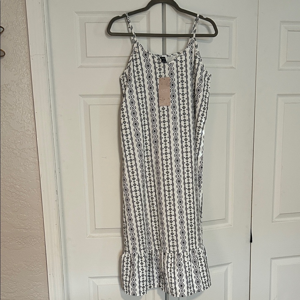Elegant Black and White Maxi Dress